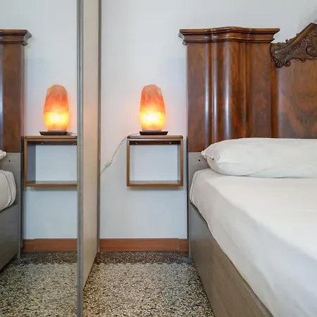 With Free Parking Easy Access To Venice