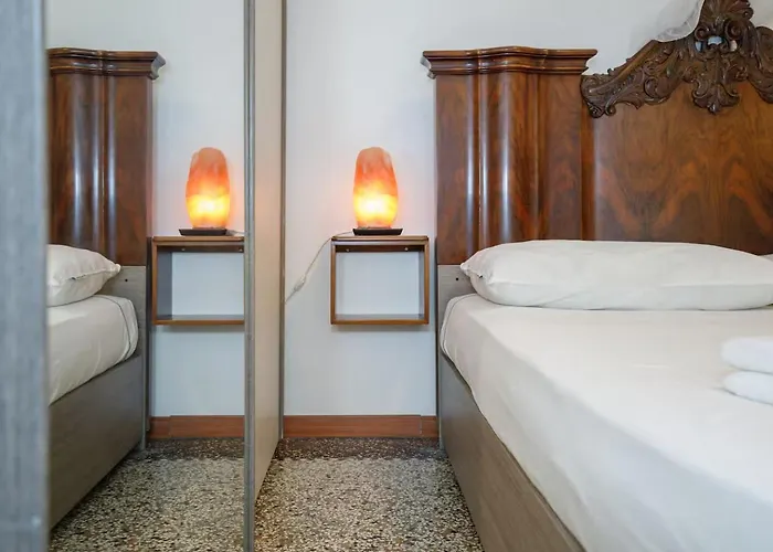 With Free Parking Easy Access To Venice